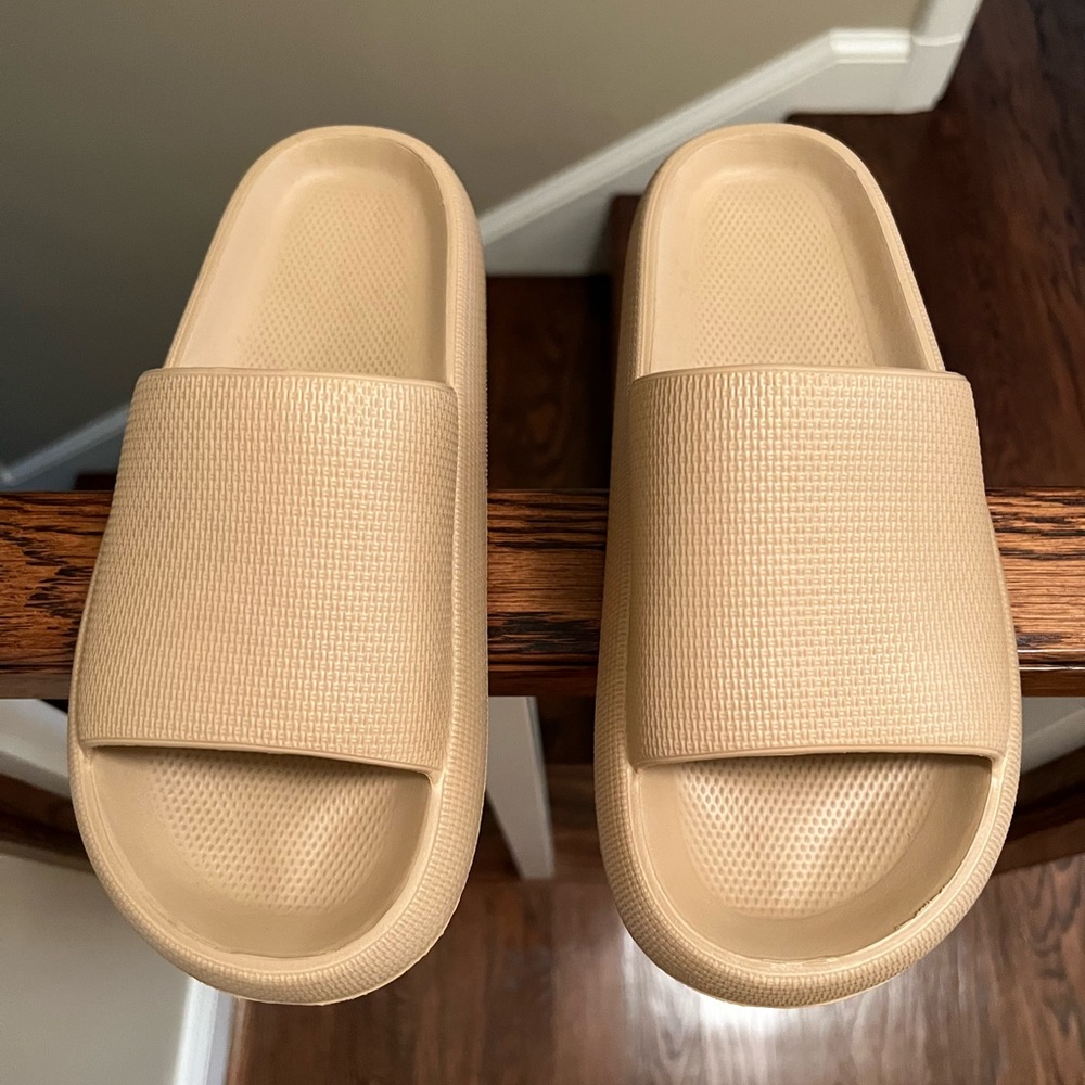 Sootheez Khaki Size 9
